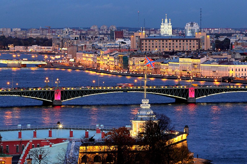 Night-illumination-of-the-neva-river-bridges-in-st 